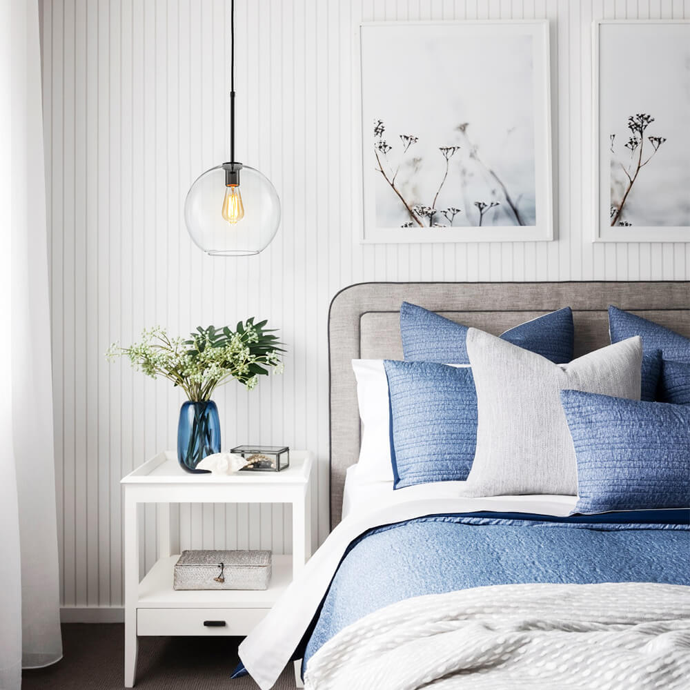 Single Light Modern Glass Globe Pendant - LightfixturesUAE